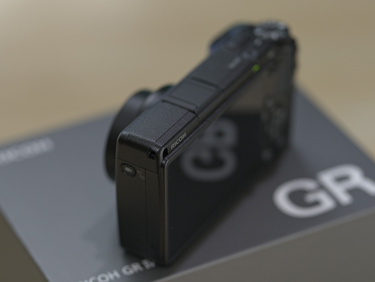 RICOH GR IV背面左